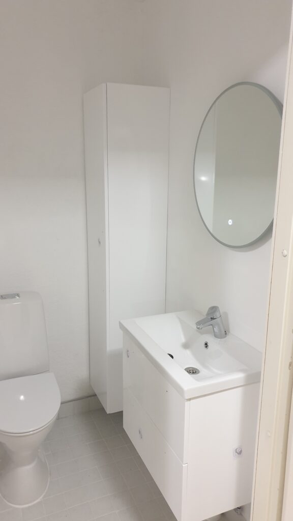 koristelampi tai suihkulähde pihalle terassin vieressä kivireunuksella