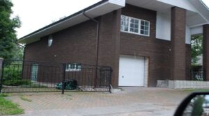 Tummatiilinen omakotitalo