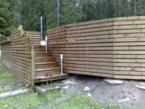 Puinen pihasuoja