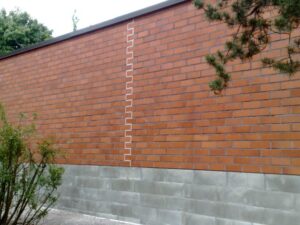 Tiilimuuri pihalla